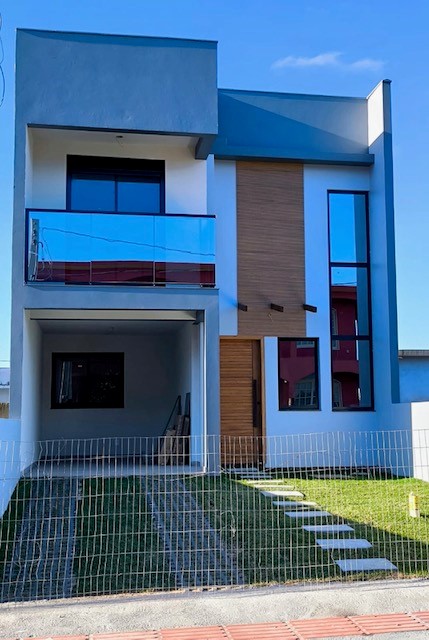 Belíssimo sobrado na encantada